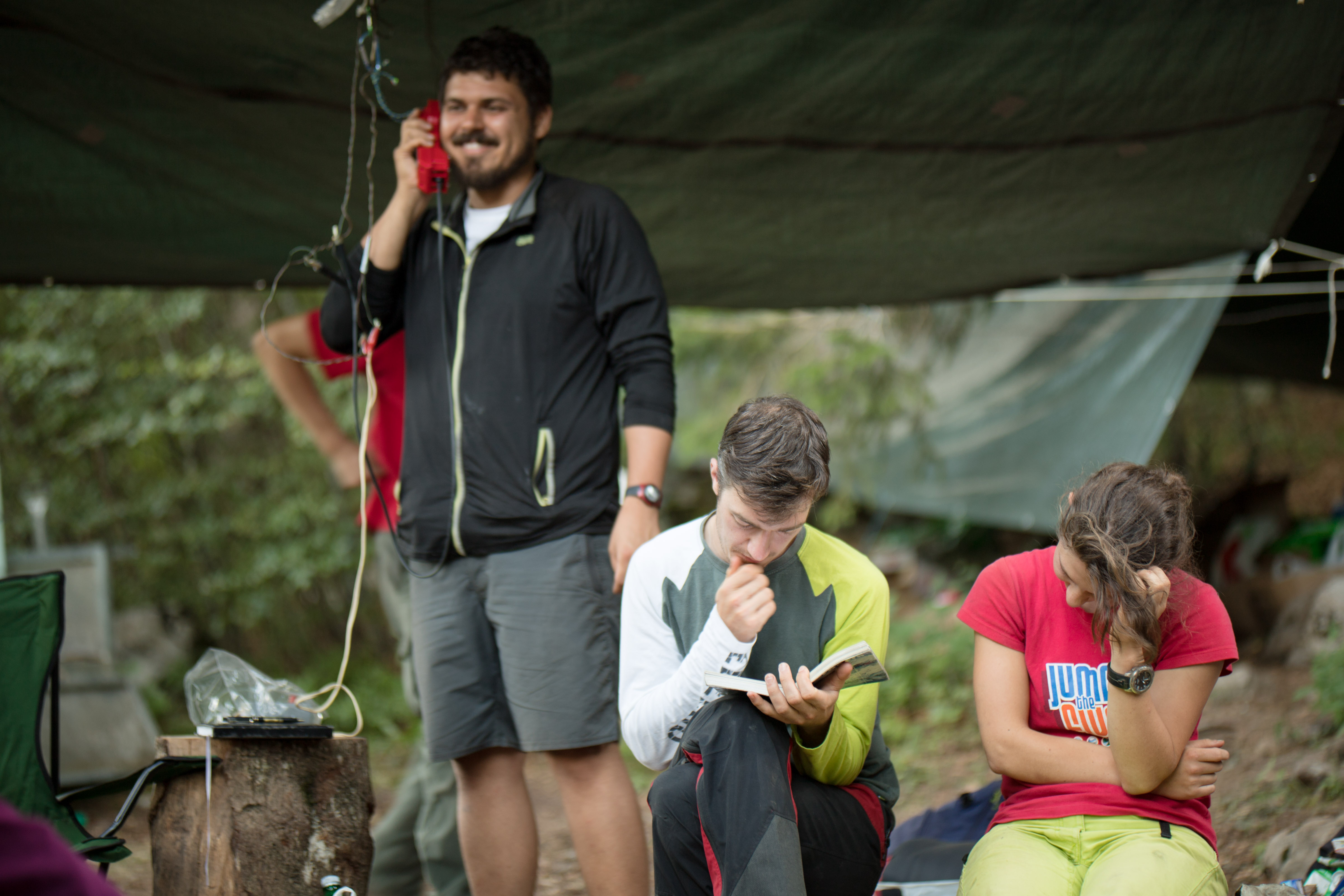 Alltag im Camp, Kontakt mit einem Team in der Slovačka Jama. Bild: Matthias Hardner.