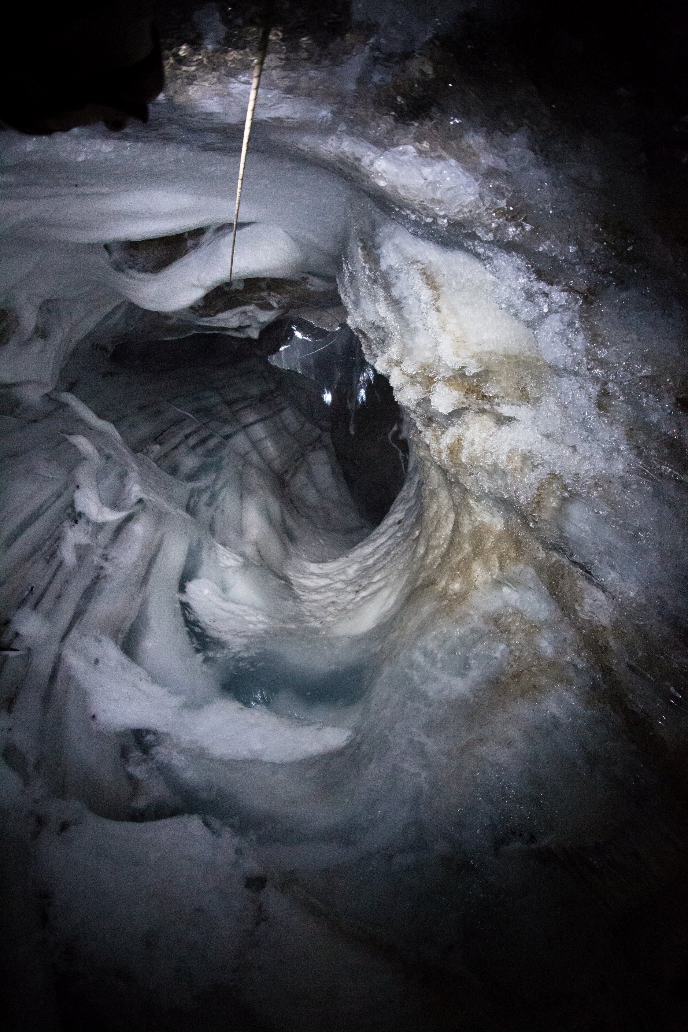 Blick aus dem Eisschacht der Xantipa Höhle nach oben zum Gletscher. Bild: Julius Zimmermann.